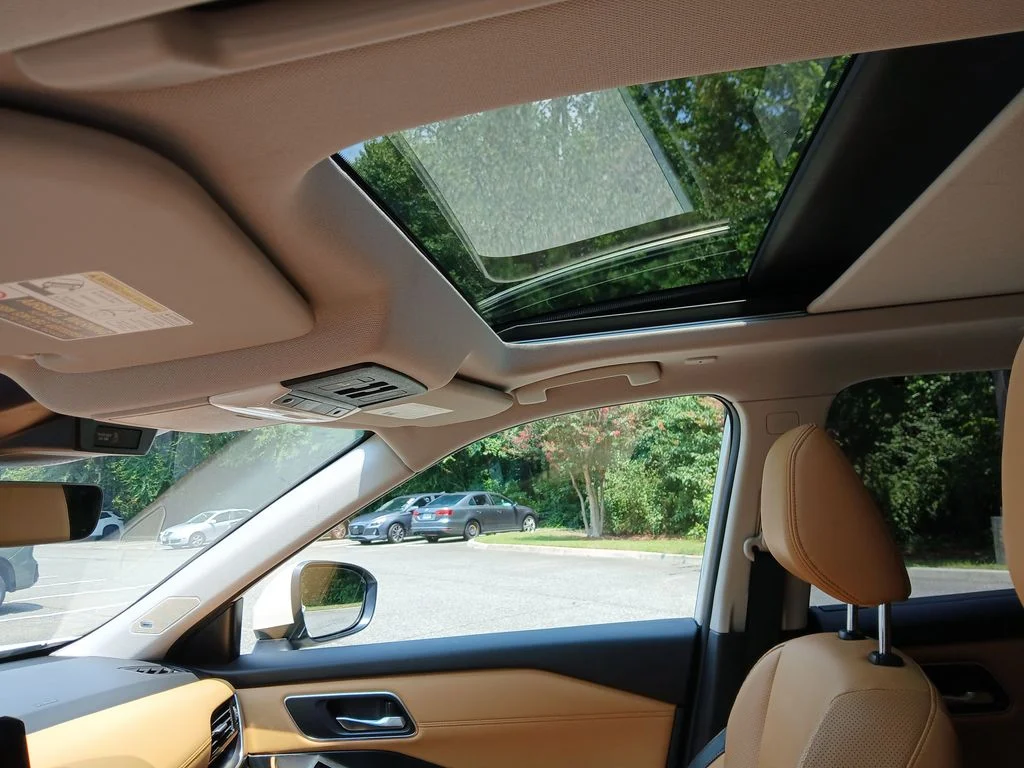 Used 2023 White Nissan Platinum image 41