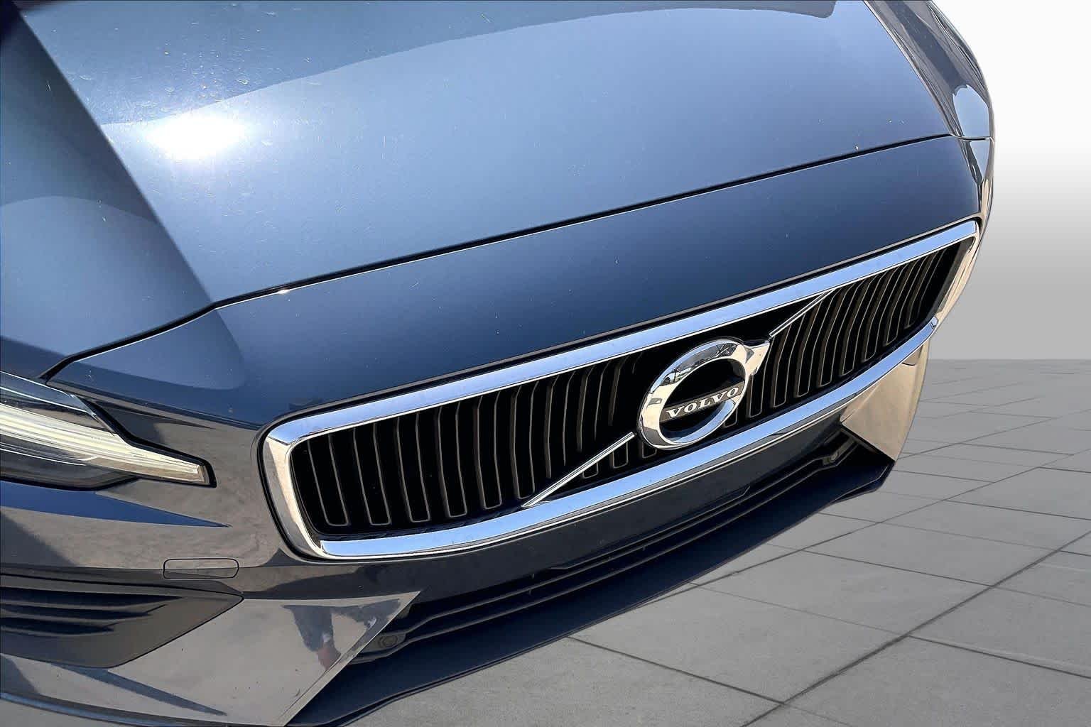 Used 2019 Denim Blue Metallic Volvo Momentum image 30