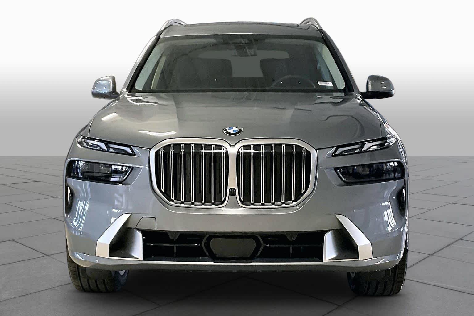 Used 2026 Skyscraper Grey Metallic BMW xDrive40i image 3