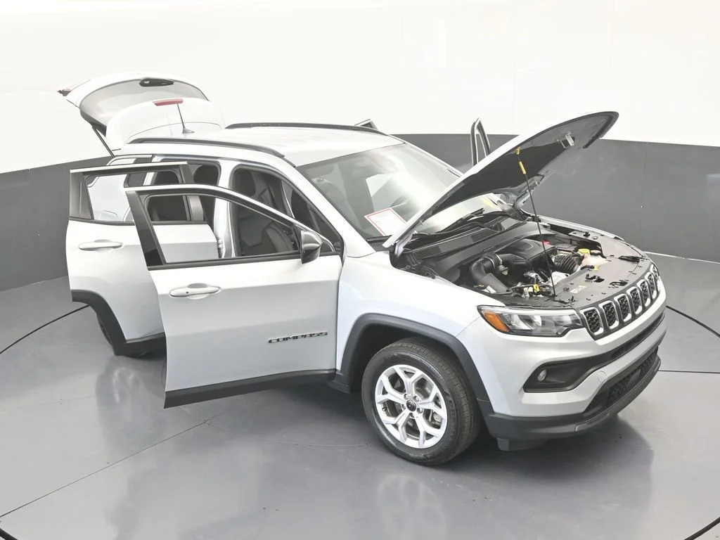 Used 2025 Silver Zynith Metallic Clearcoat Jeep Latitude image 40