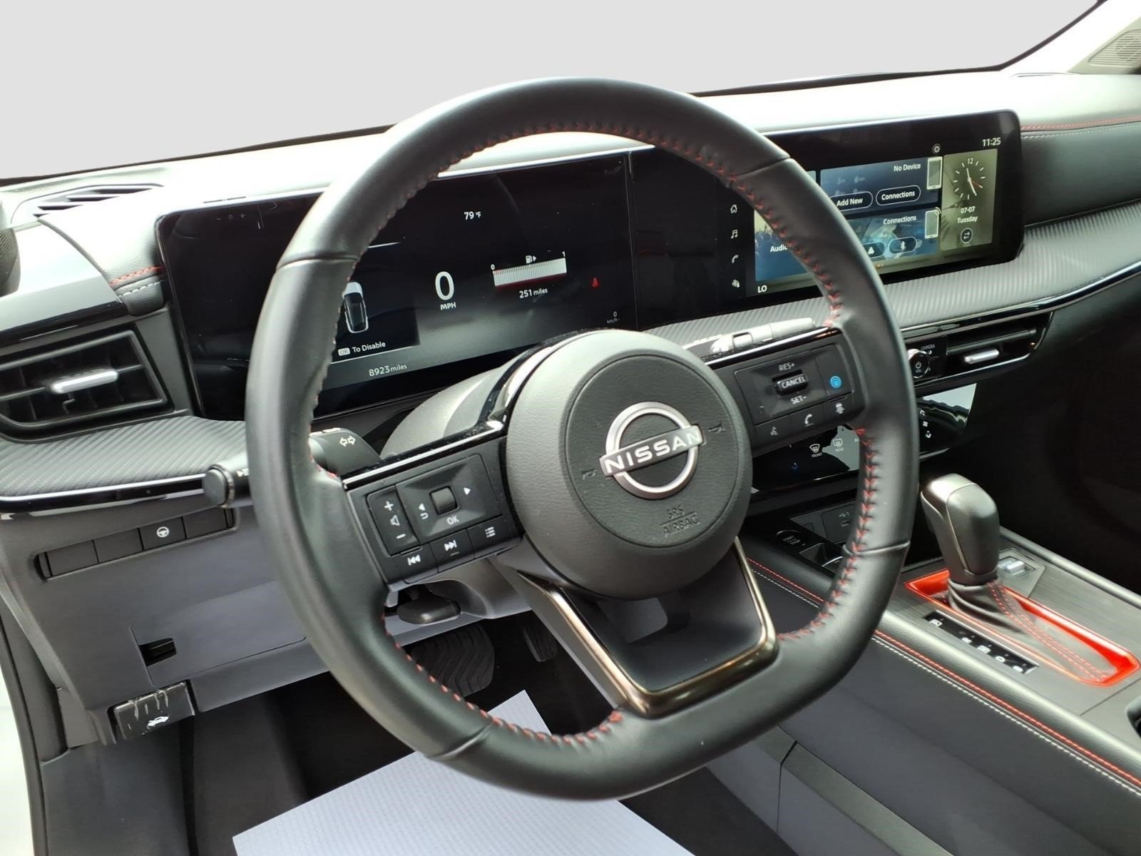 Used 2025 Aspen White Tricoat Qac Nissan SR image 12