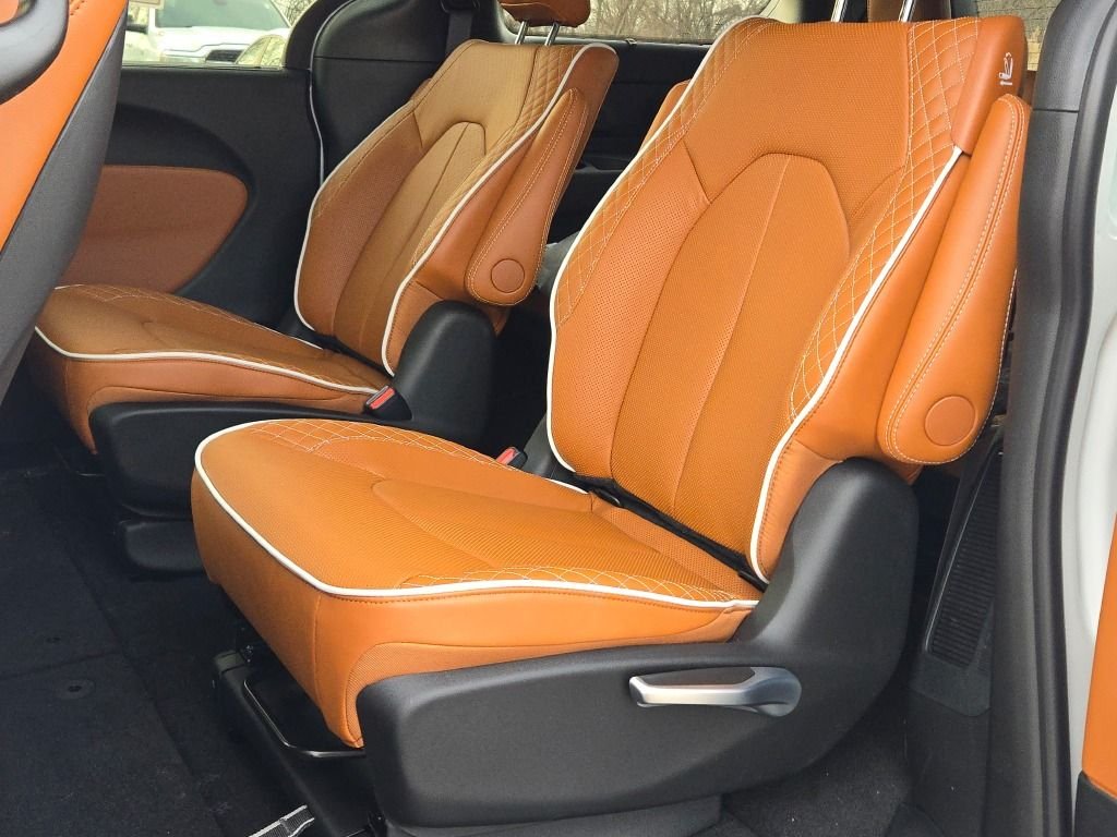 New 2026 Bright White Clear-Coat Exterior Paint Chrysler Pinnacle image 21