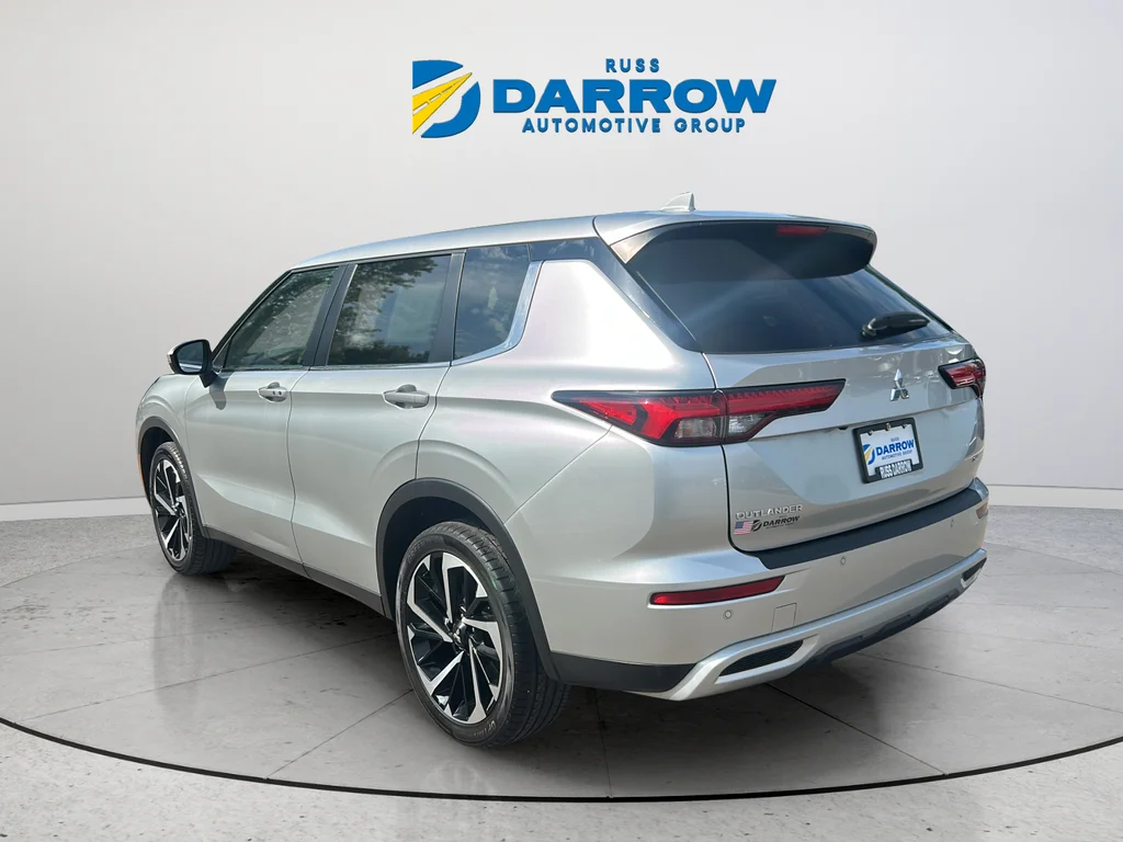 Used 2024 Silver Mitsubishi SE image 3