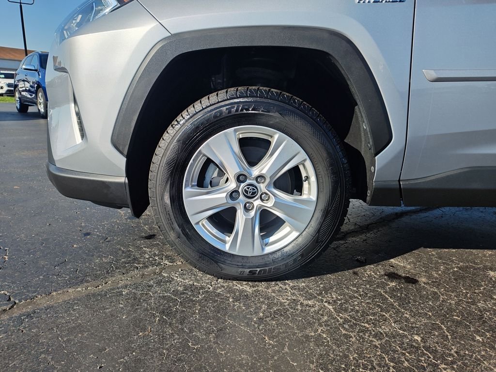 Used 2021 Silver Toyota XLE image 10