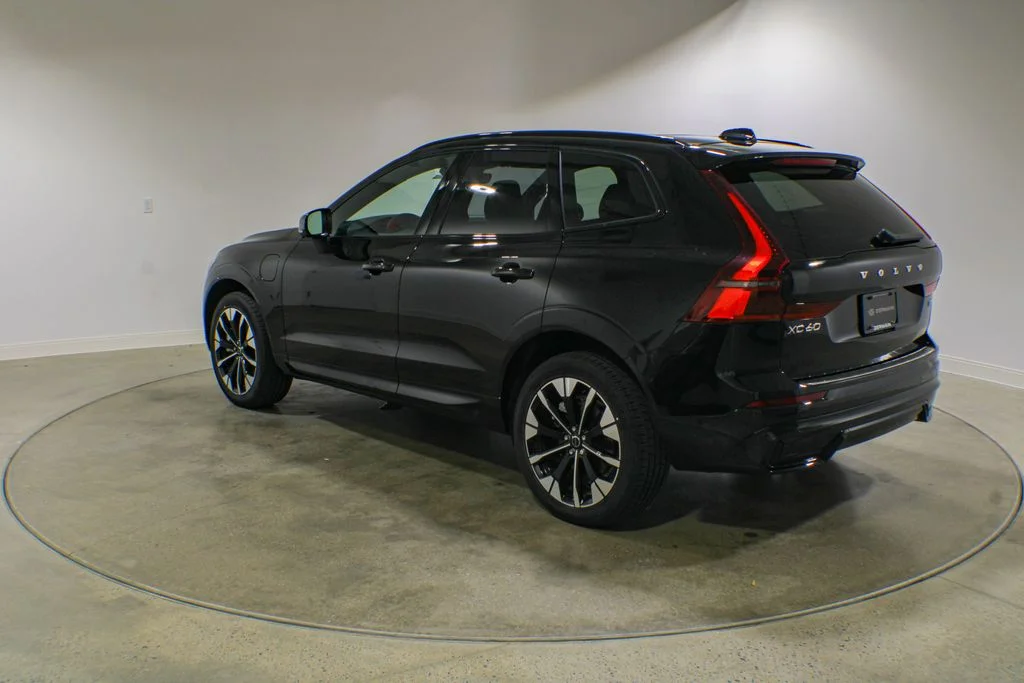 New 2026 Onyx Black Metallic Volvo T8 Plus image 3