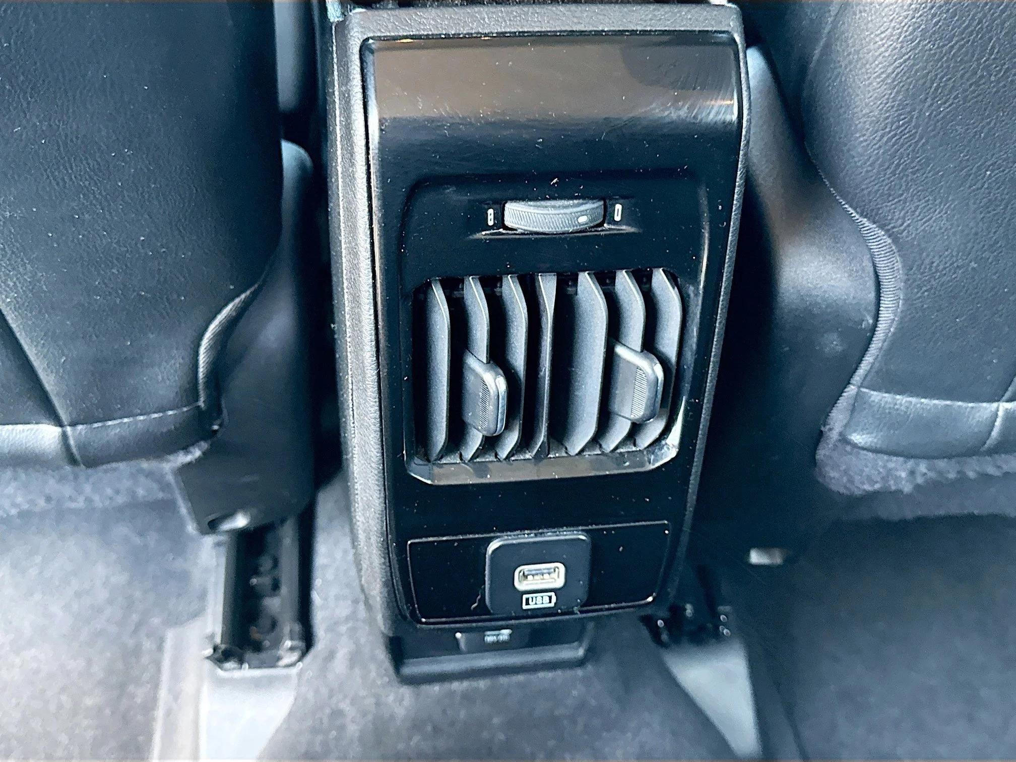 Used 2022 Diamond Black Crystal Pearlcoat Jeep Latitude image 19