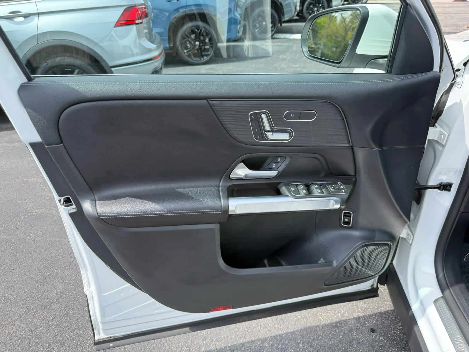 Used 2023 Polar White Mercedes-Benz GLB 250 image 18