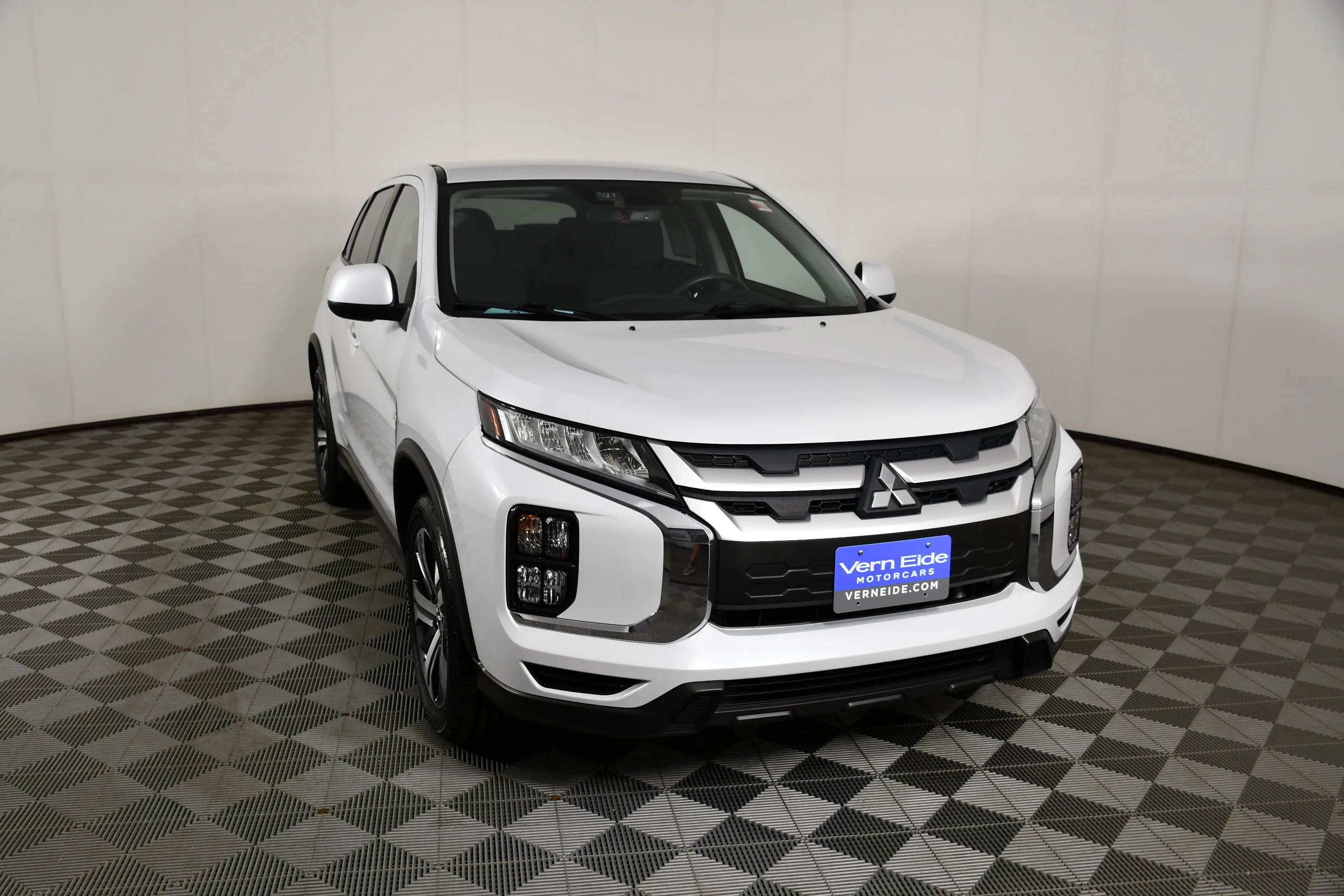 Used 2022 White Diamond Mitsubishi ES image 3