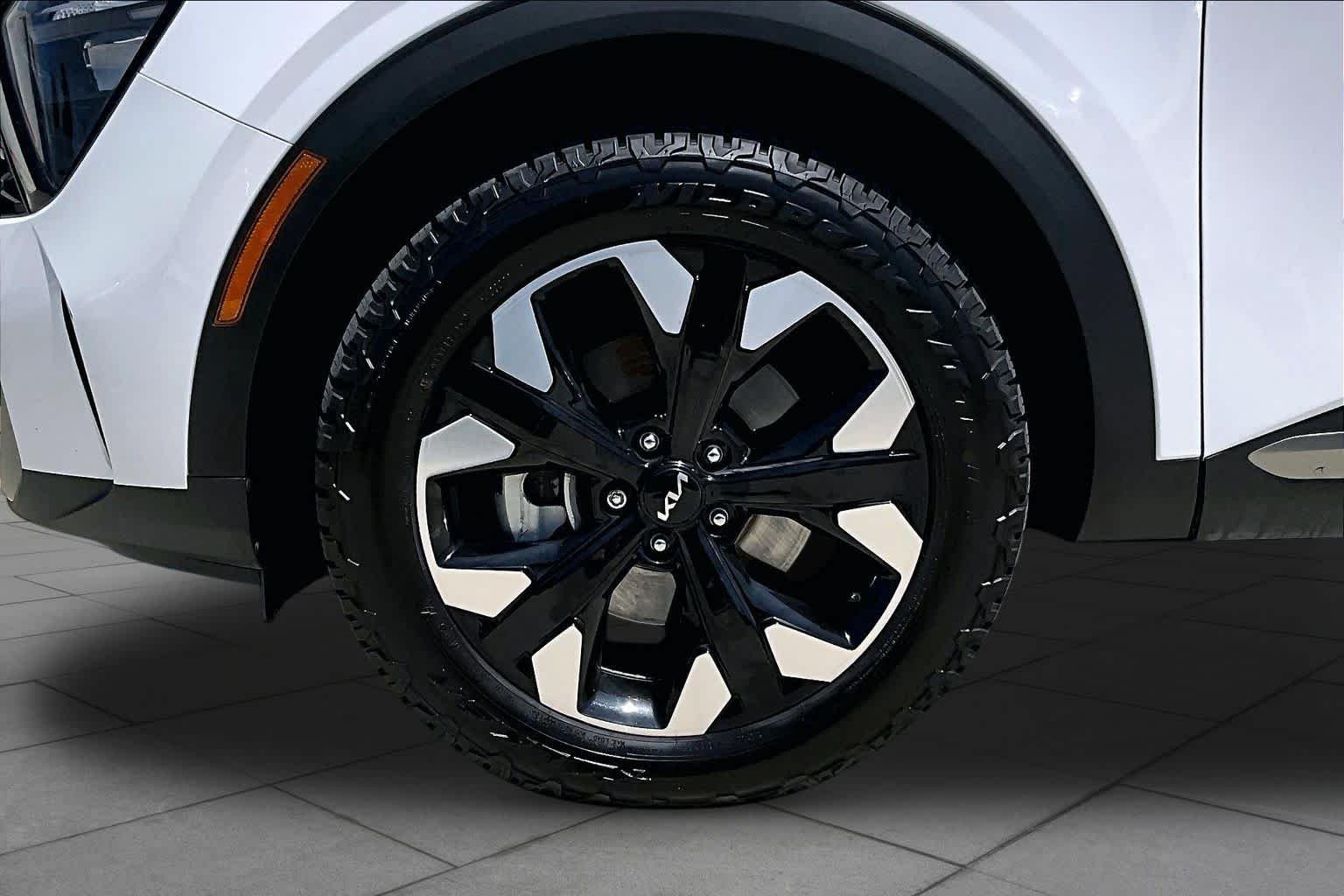 Used 2023 Glacial White Pearl Kia X-Line image 11