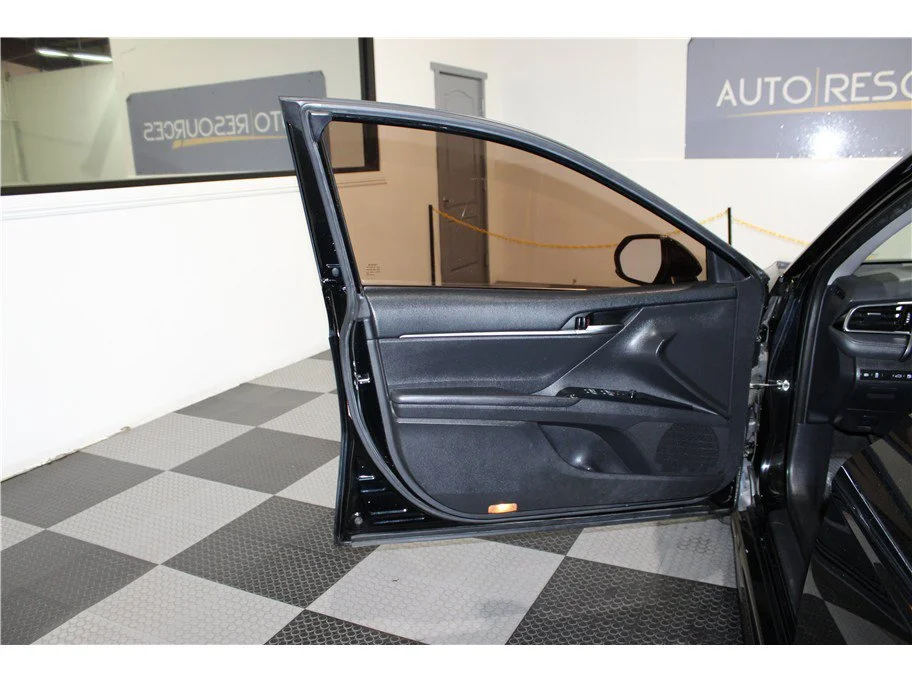 Used 2018 Black Toyota SE Sedan 4D image 11