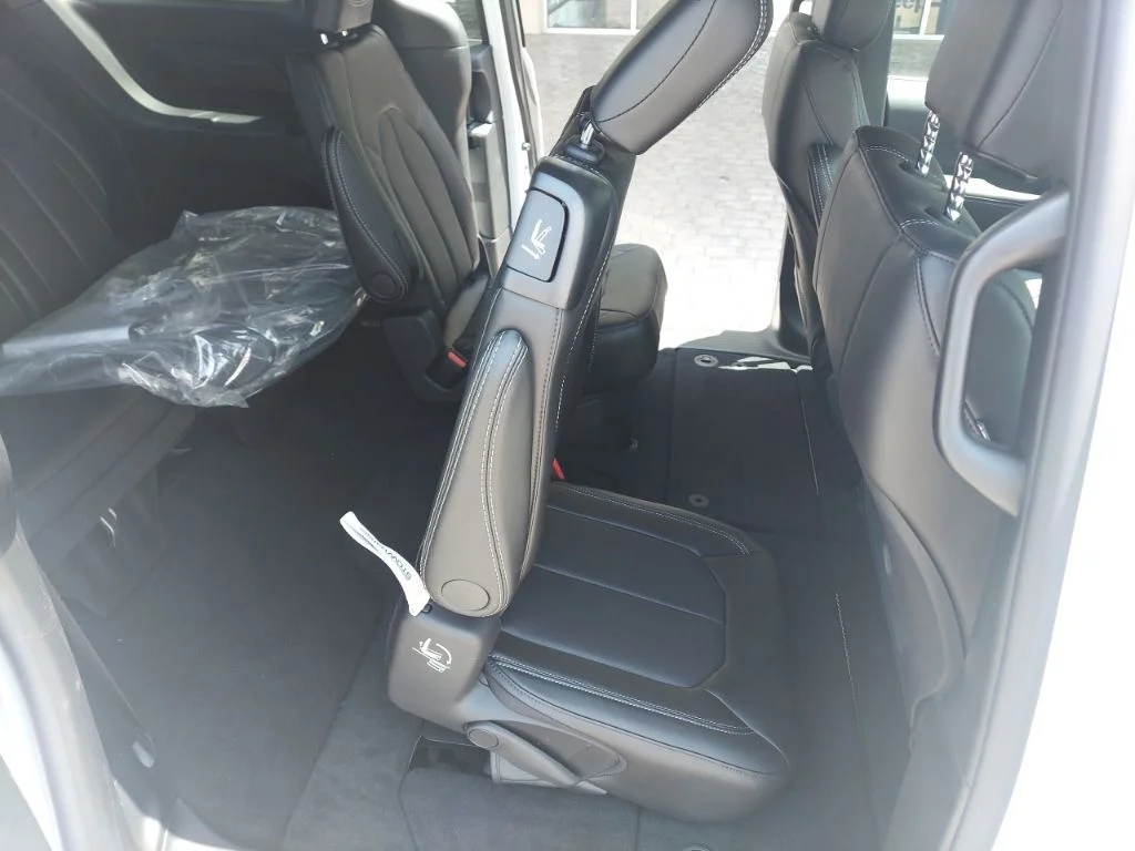 New 2027 Bright White Clear-Coat Exterior Paint Chrysler Select image 39