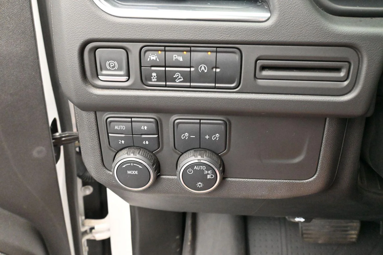 Used 2023 Iridescent Pearl Tricoat Chevrolet Premier image 23