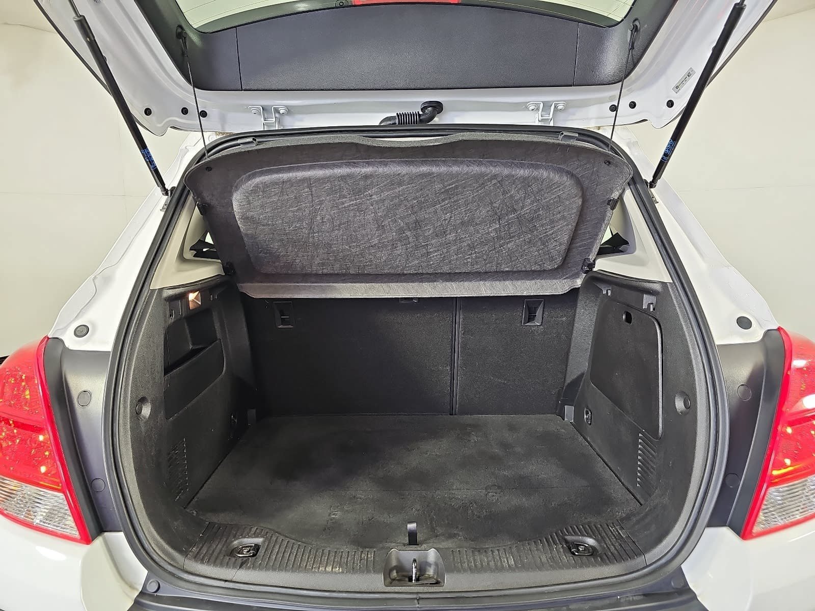 Used 2016 White Chevrolet LS image 12