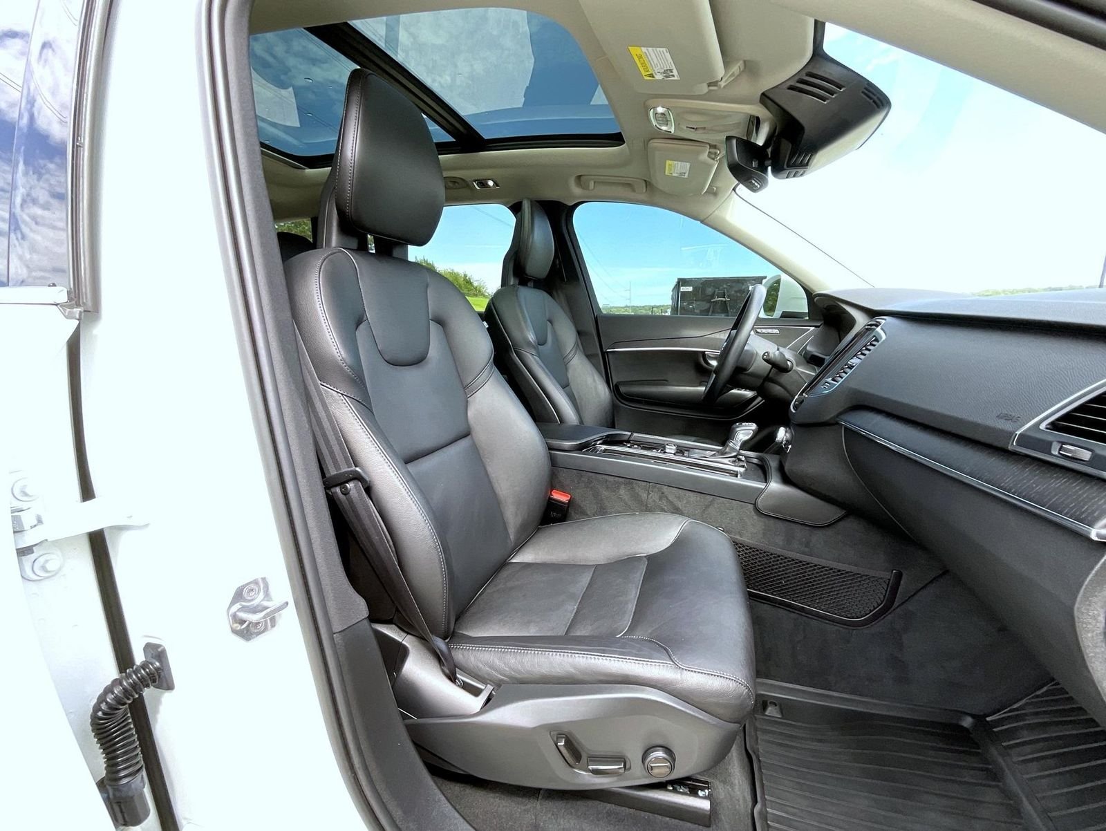 Used 2020 White Volvo T5 Momentum image 16
