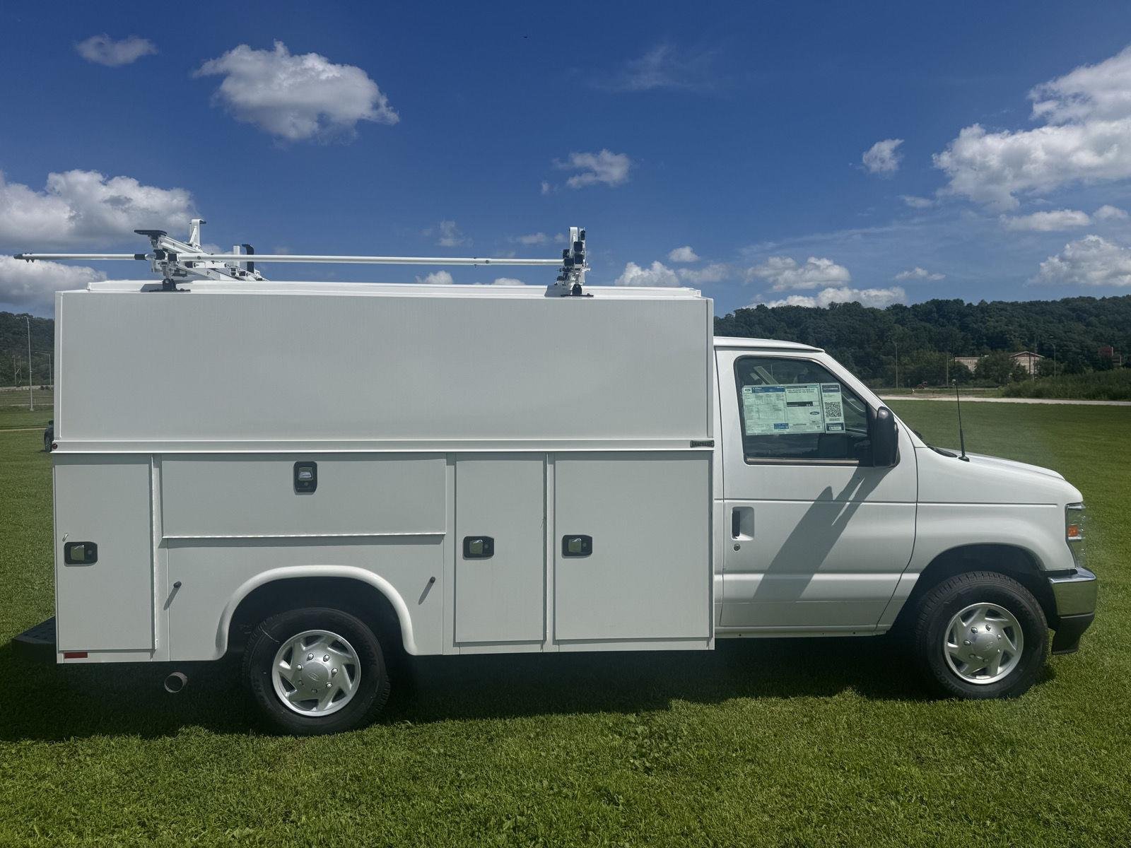 New 2027 Oxford White Ford E-350 SRW image 7