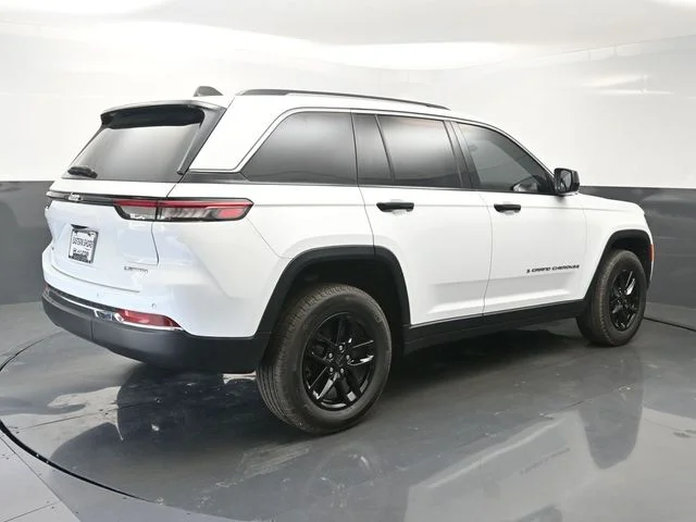 Used 2024 White Jeep Laredo X image 7