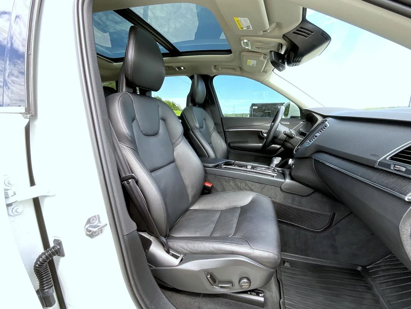 Used 2020 White Volvo T5 Momentum image 16