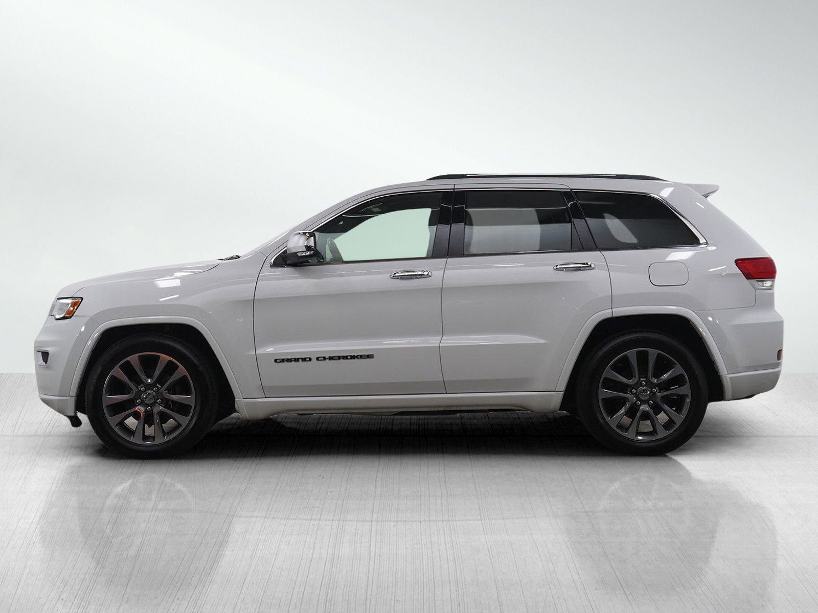 Used 2018 Jeep Grand Cherokee Overland with VIN 1C4RJFCG1JC119305 for sale in Hopkins, Minnesota