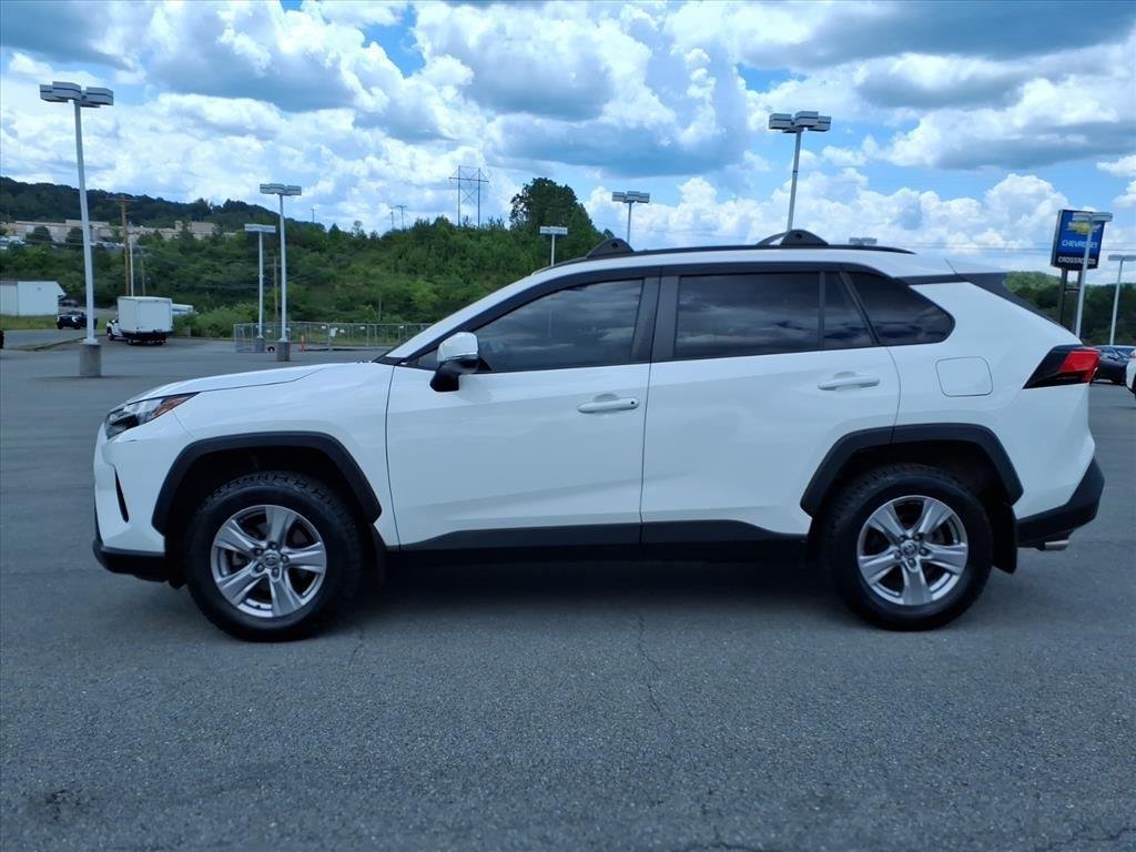 Used 2022  Toyota XLE image 2