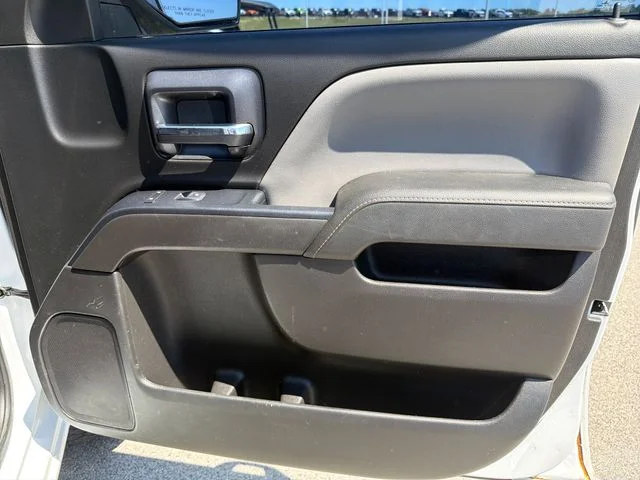 Used 2015 White GMC Base image 39