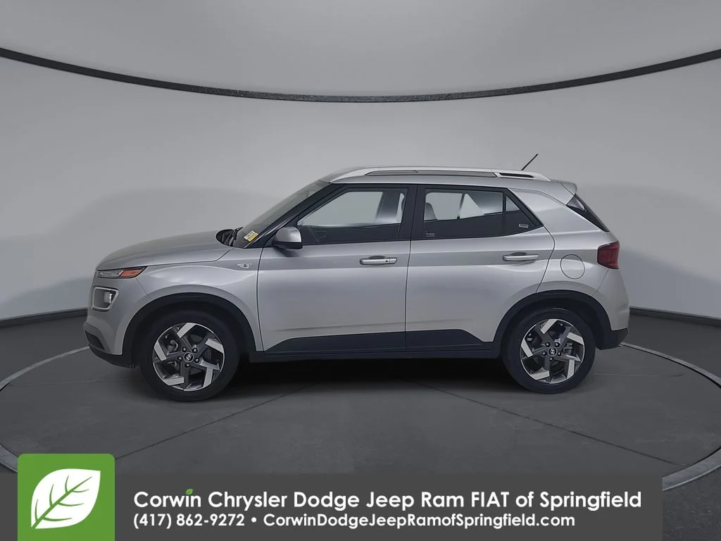 Used 2025 Silver Hyundai SEL image 9