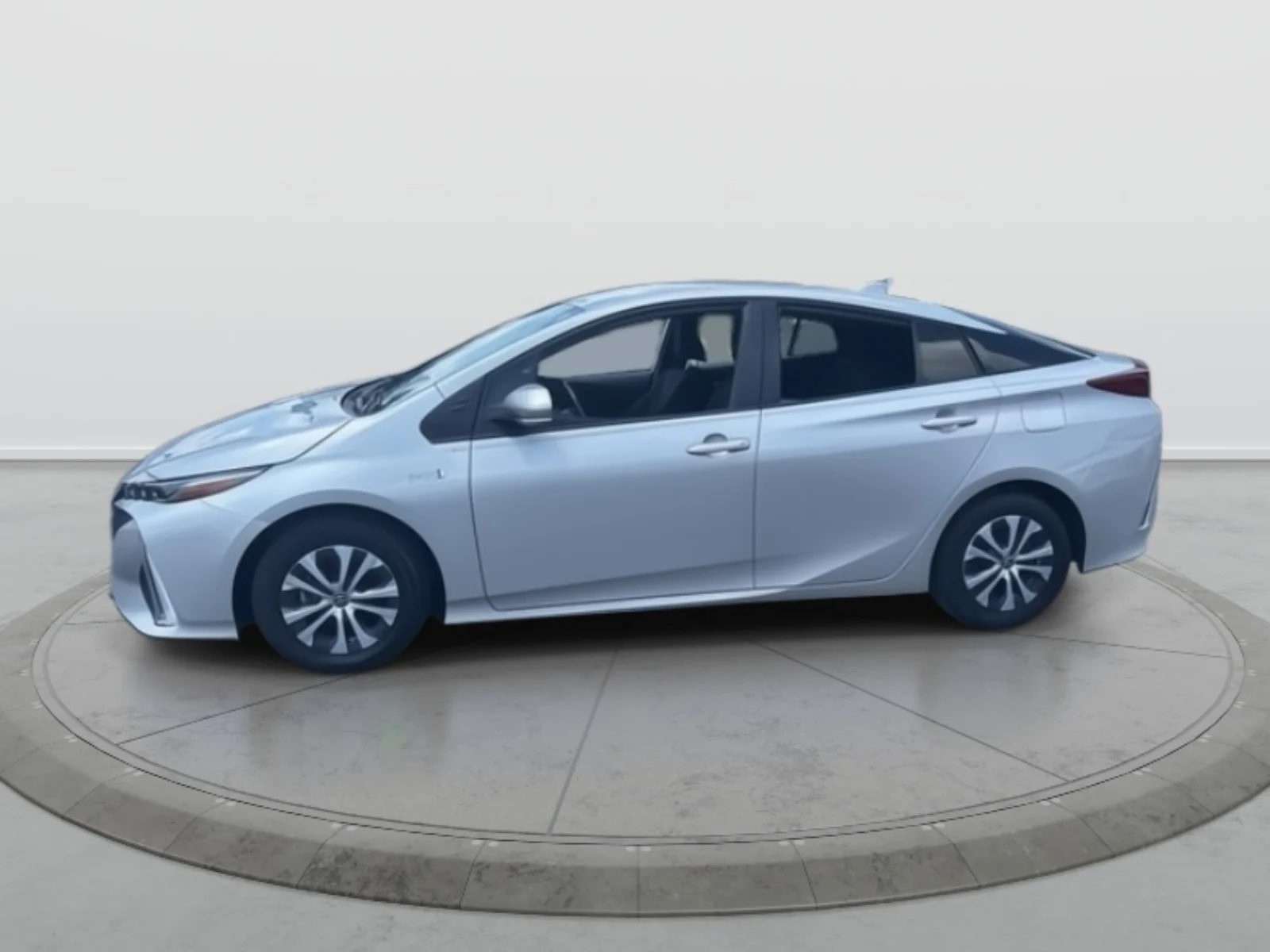 Used 2022 Silver Toyota LE image 3