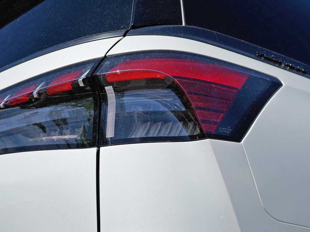 Used 2026 Radiant White/Black Obsidian INFINITI AUTOGRAPH image 10