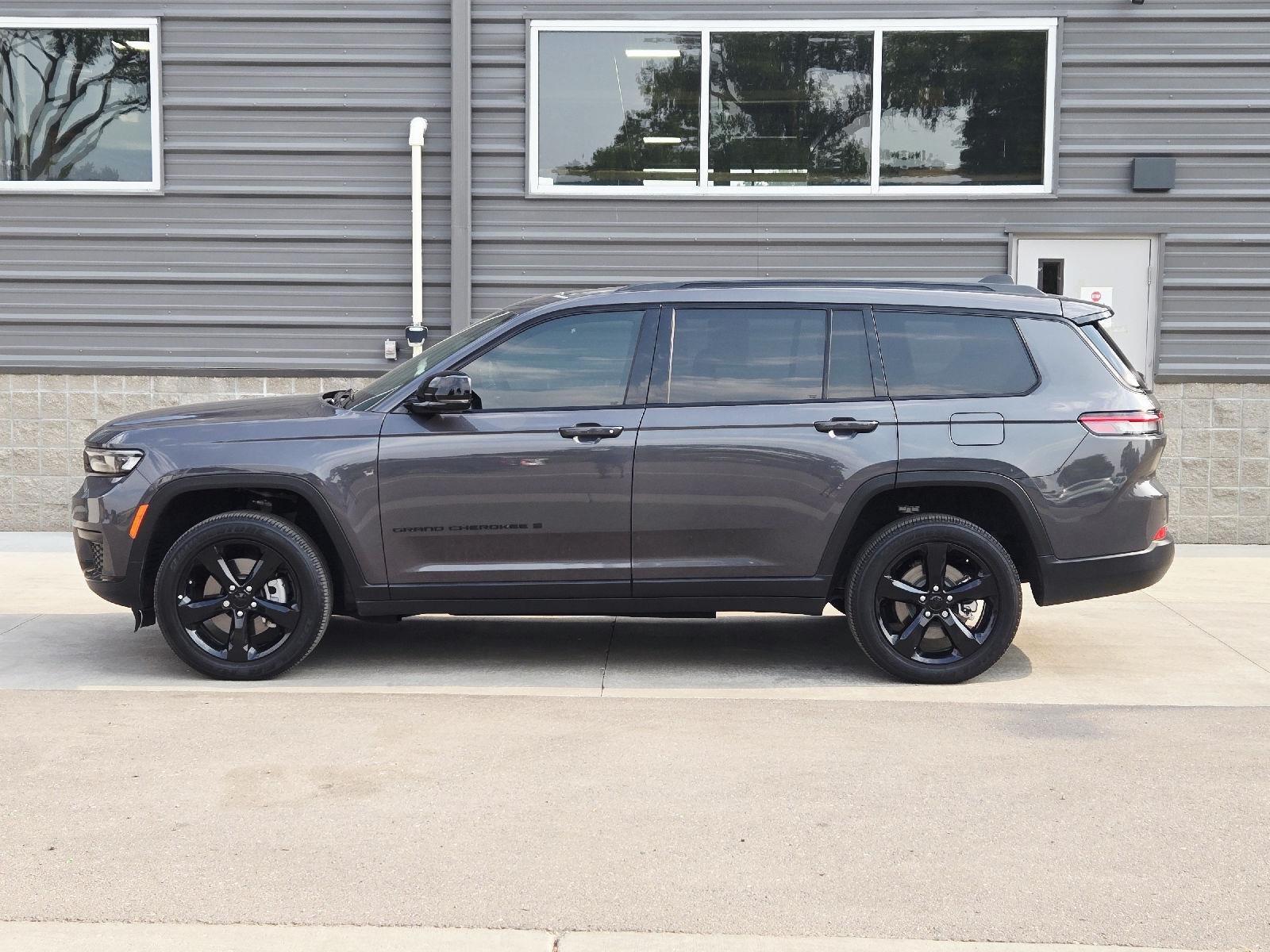 Used 2025 Metallic Jeep Altitude X image 7