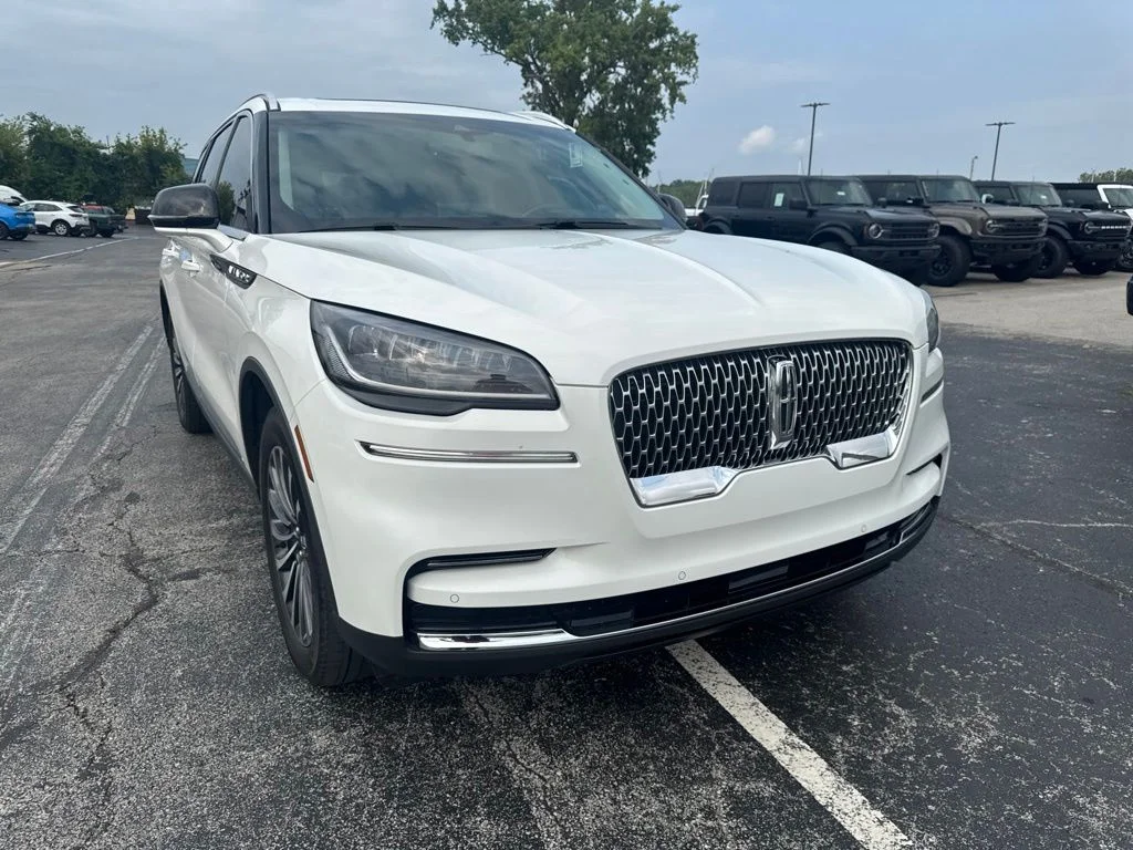 Used 2023 White Metallic Lincoln Standard image 51