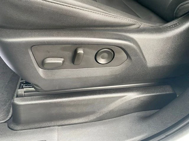 Used 2022 Summit White Chevrolet Z71 image 15