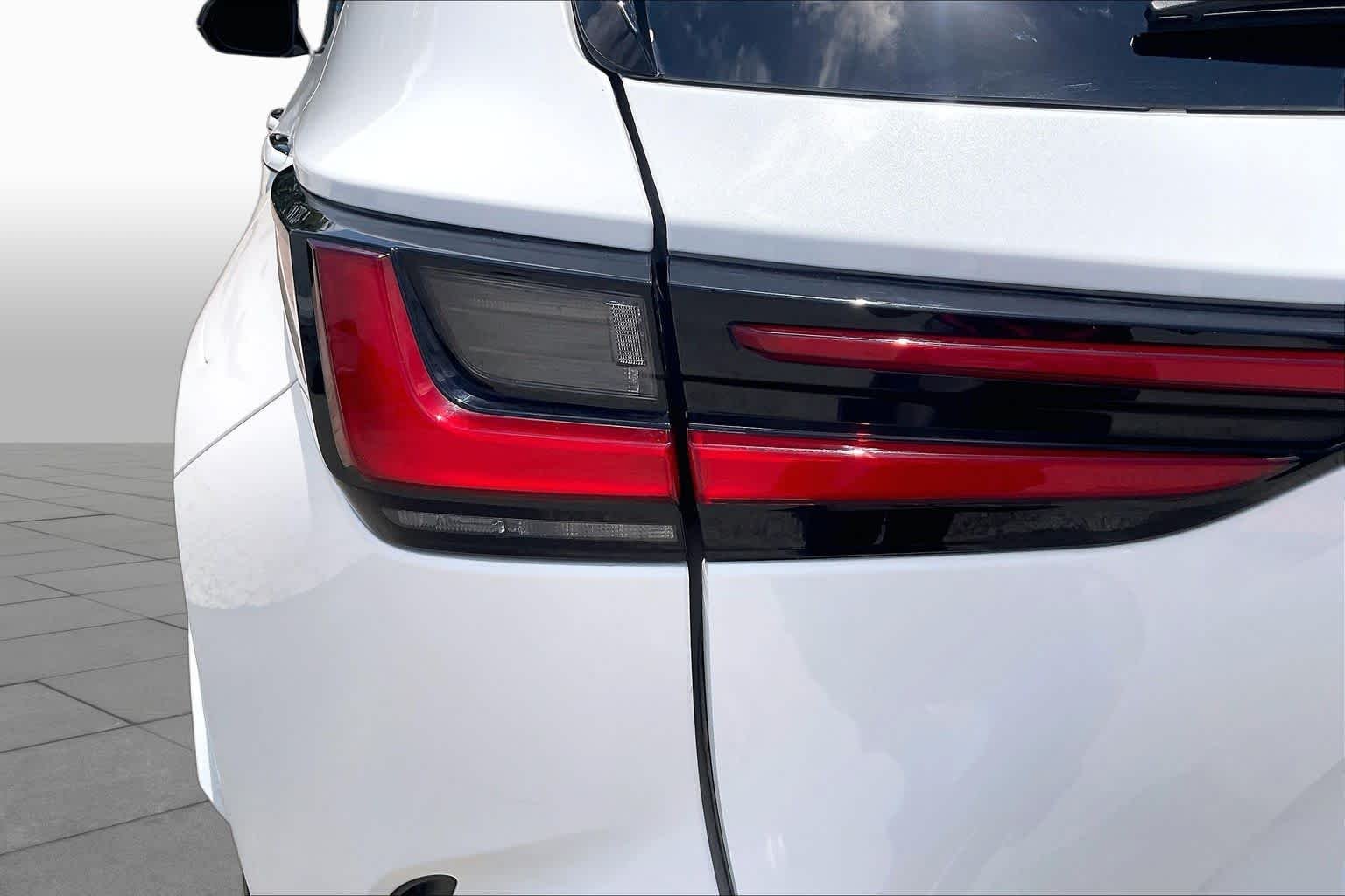Used 2024 Ultra White Lexus F SPORT Handling image 28