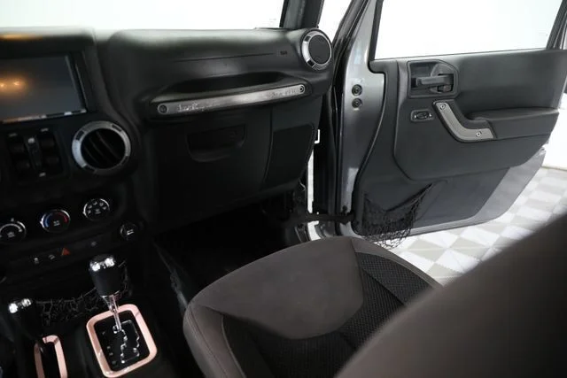 Used 2017 Silver Jeep  image 17