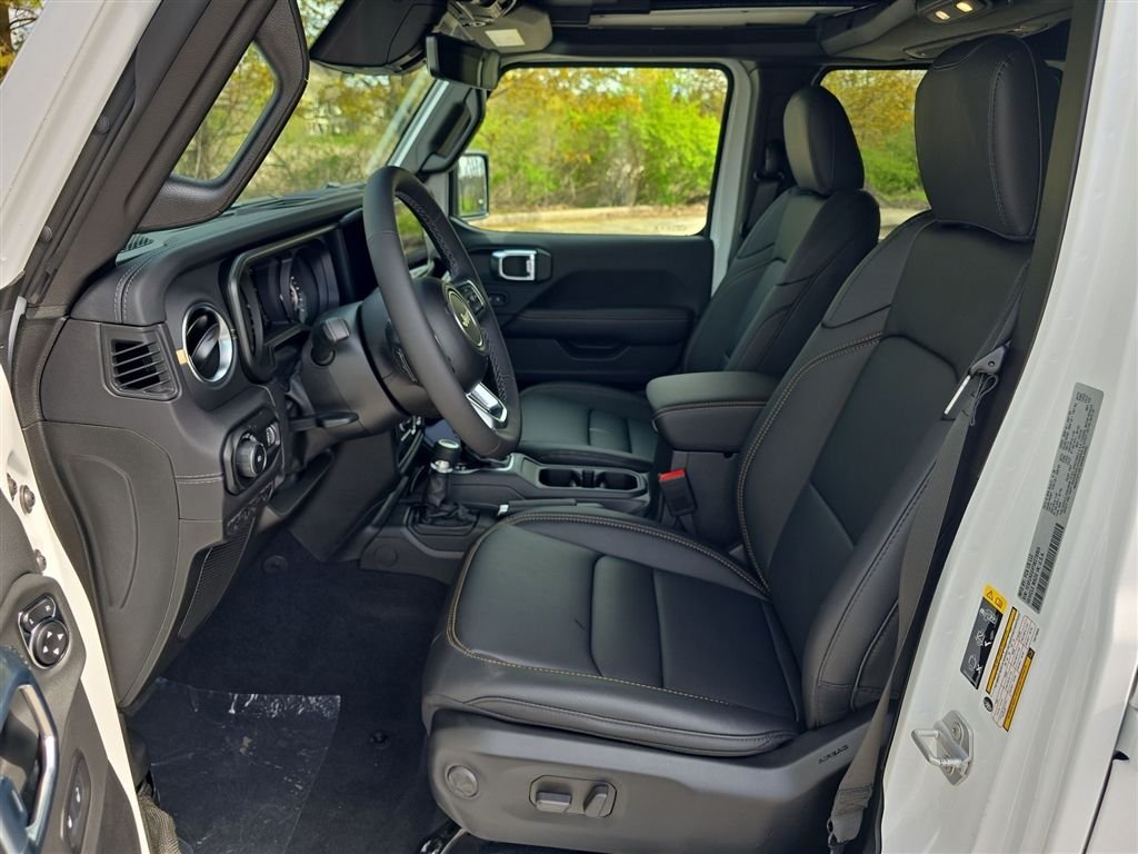New 2026 Bright White Clear-Coat Exterior Paint Jeep Sahara image 17