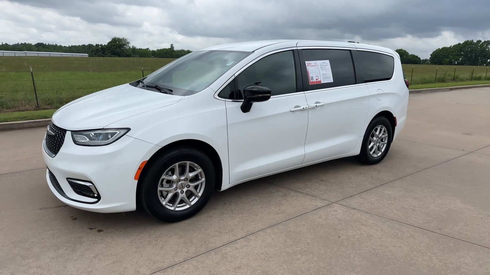 Used 2025 Bright White Clearcoat Chrysler Select image 5