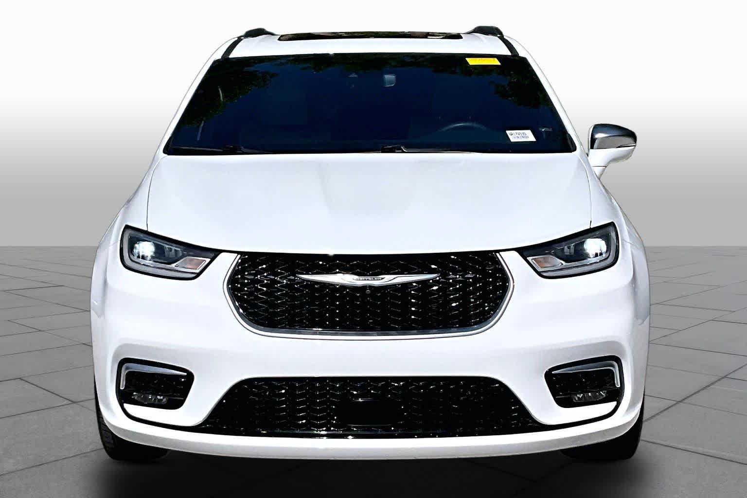 Used 2022 Bright White Clearcoat Chrysler Pinnacle image 4