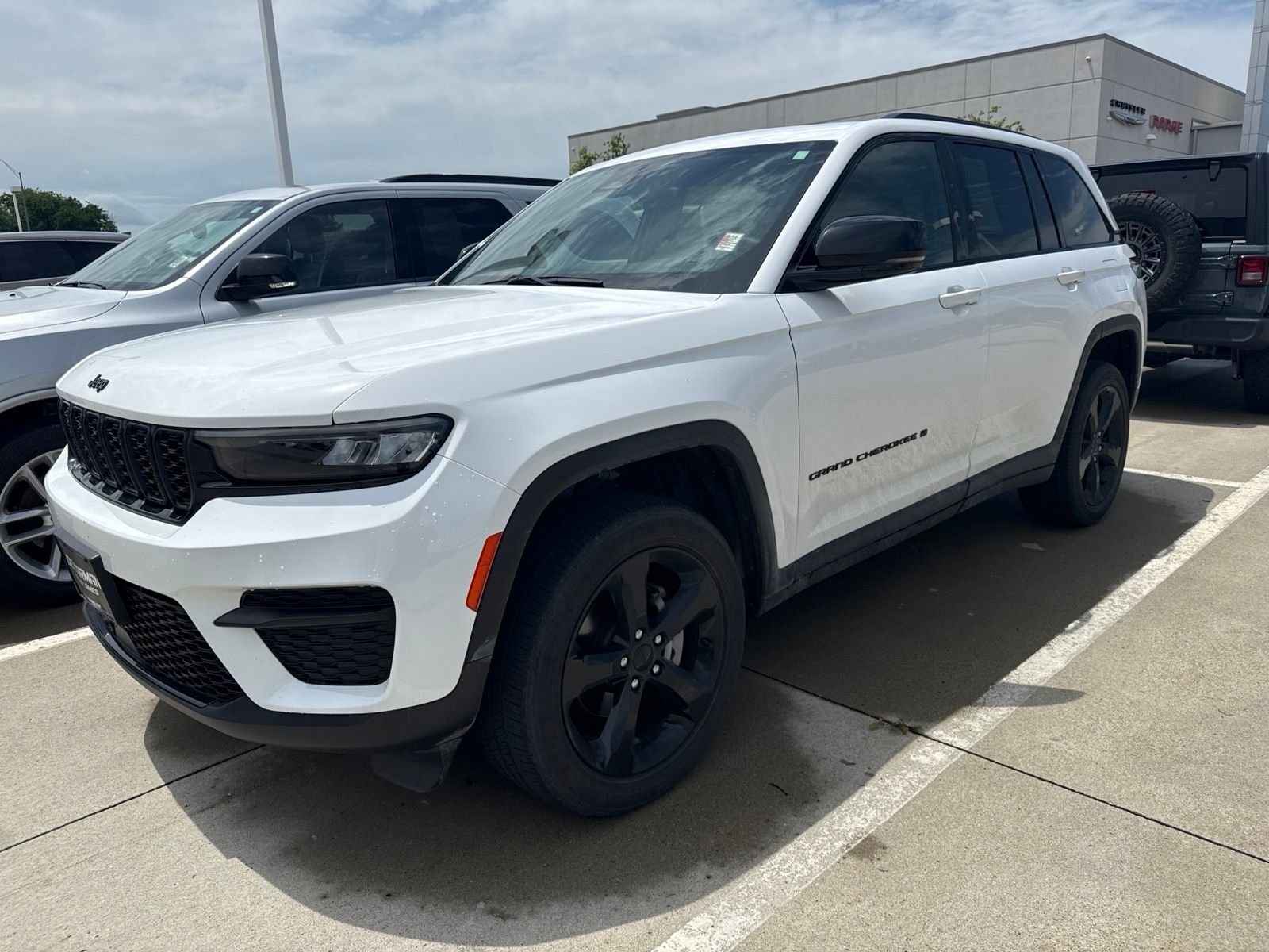 Certified Used 2023 White/off-white Jeep Altitude X image 2