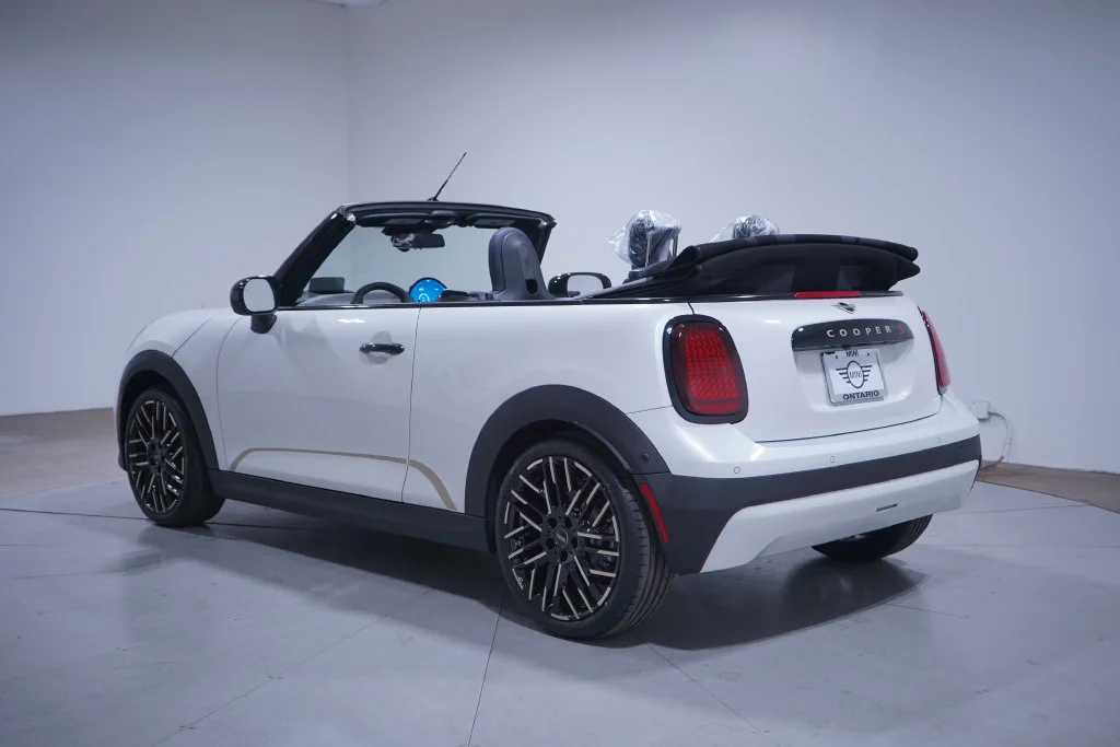 Used 2026 White Metallic MINI Iconic image 7