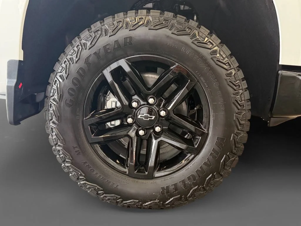 New 2026 Summit White Chevrolet Custom Trail Boss image 9