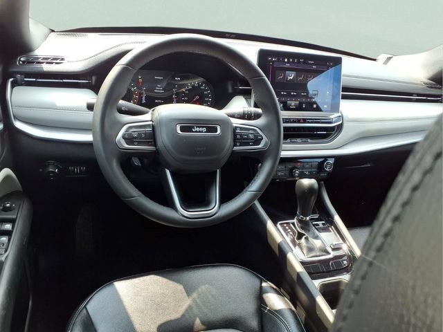 Used 2025  Jeep Limited image 4