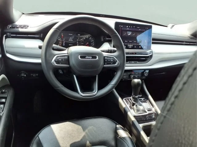 Used 2025  Jeep Limited image 4
