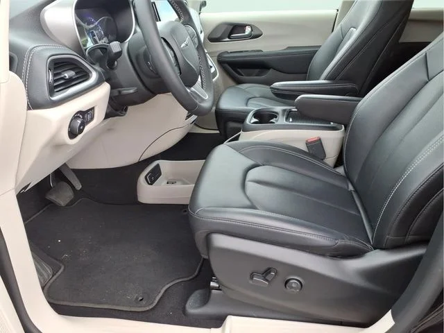 Used 2024 Black Chrysler Touring L image 19