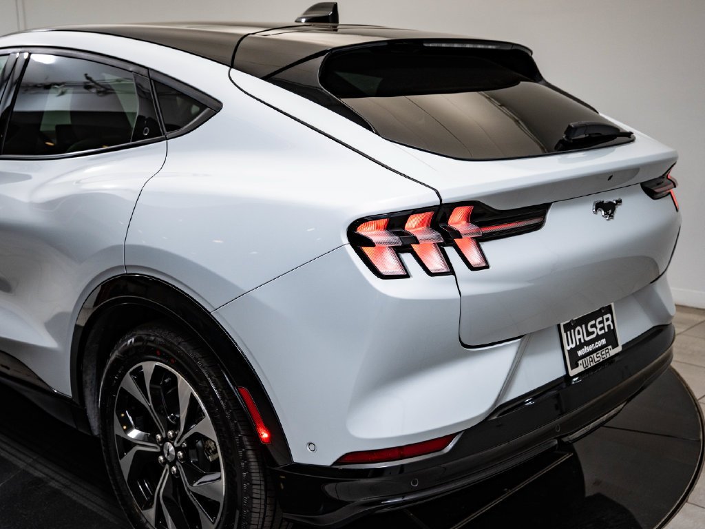 Used 2022 Space White Metallic Ford Premium image 18