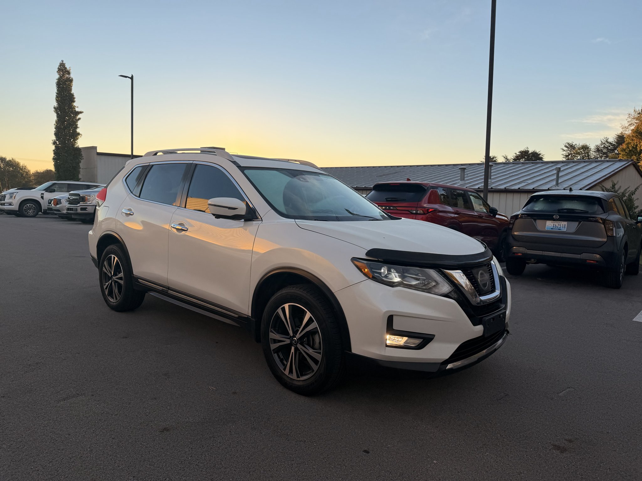 Used 2017 Pearl White Nissan SL image 3