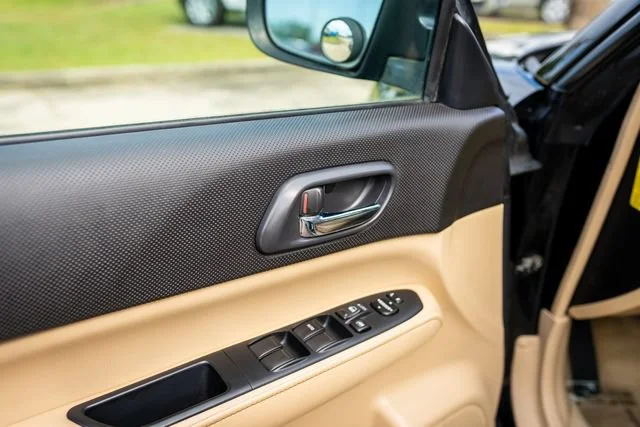 Used 2006 Obsidian Black/Steel Gray Subaru 2.5 X L.L. Bean Edition image 28