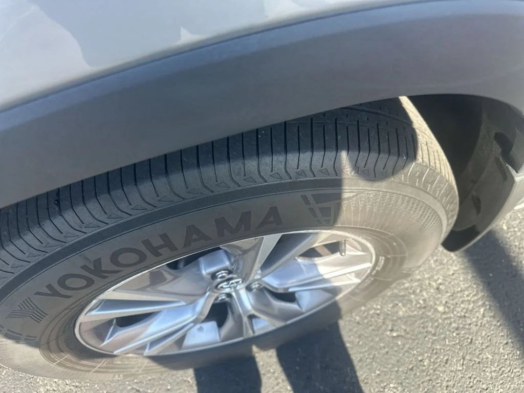 Used 2016 Silver Toyota LE V6 image 16