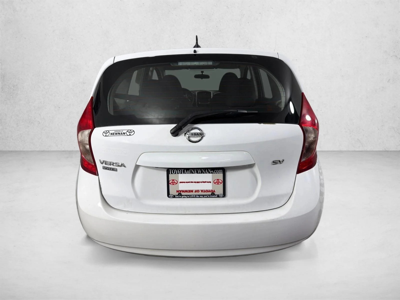 Used 2016 Whtie Nissan S image 4
