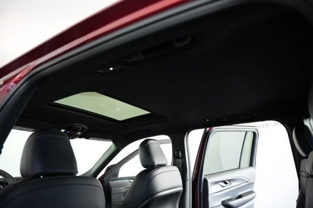 New 2025 Velvet Red Pearl-Coat Exterior Paint Jeep Altitude X image 31