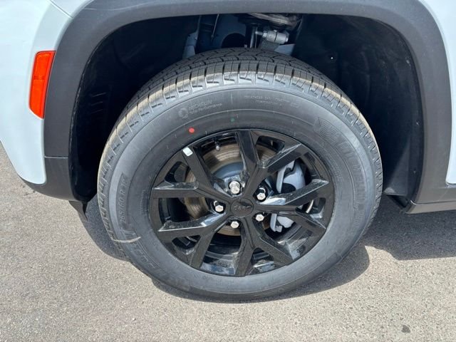 New 2026 Bright White Clear-Coat Exterior Paint Jeep Altitude image 9
