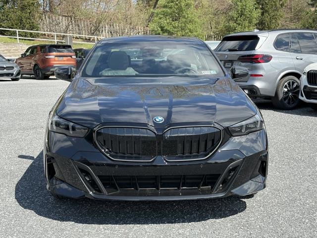New 2026 Black Sapphire Metallic BMW 550e xDrive image 2