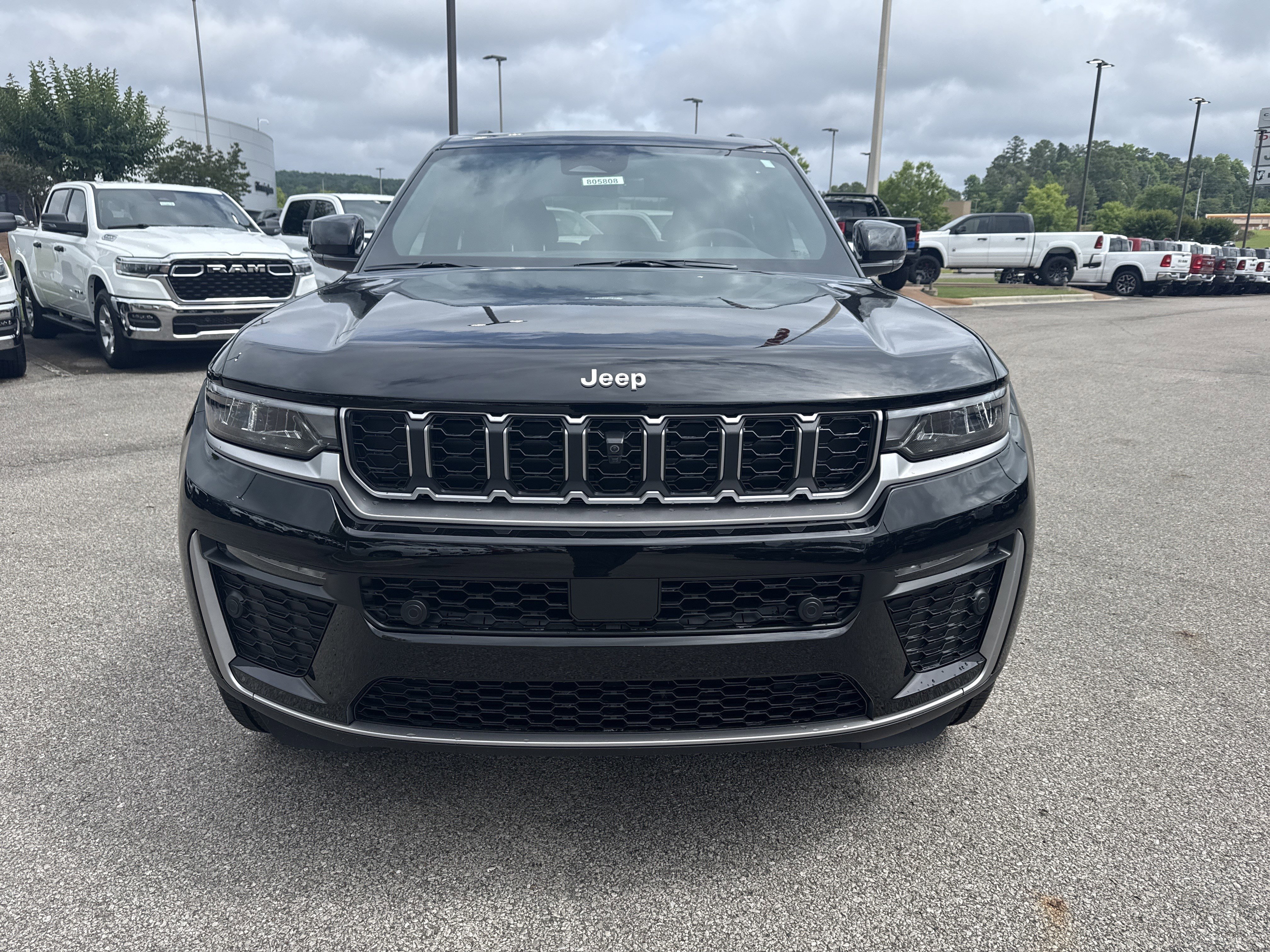 New 2026 Diamond Black Crystal Pearl-Coat Exterior Paint Jeep Limited image 2